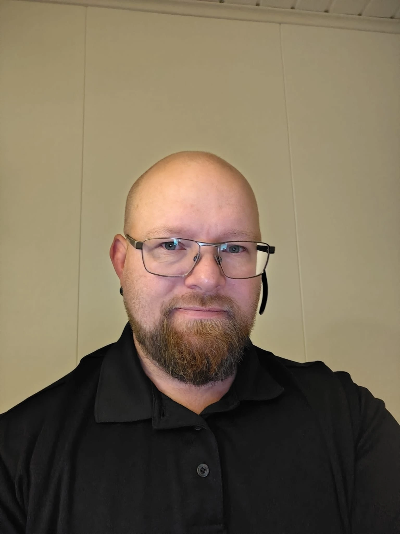 Kiteen Kotihuolto Oy:n yrittäjä hymyilee kameralle työasussa.